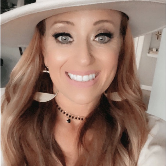 Meet your Posher, Lora - Picture 1 of 1